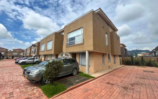 Casa esquinera en sector la Balsa