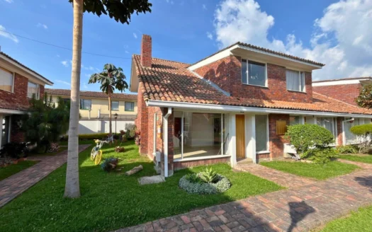 Casa esquinera con excelente iluminación en la AV Pradilla Chía