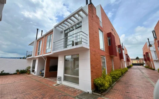 Casa esquinera en la Av Chilacos